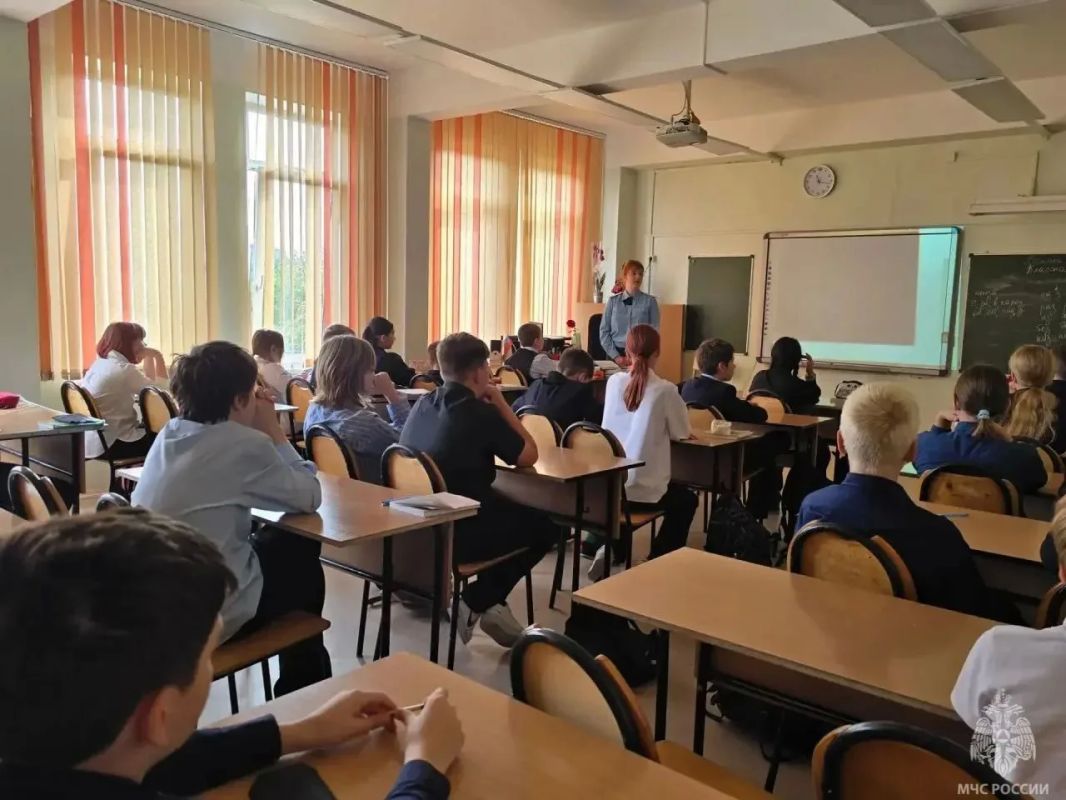 Знания, которые спасают жизни: сотрудники МЧС Петербурга проводят уроки безопасности Знания, которые спасают жизни: сотрудники МЧС Петербурга проводят уроки безопасности
