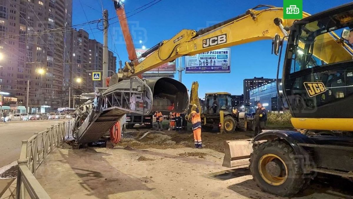 В АО «Теплосеть Санкт-Петербурга» объяснили, почему асфальтоукладчик провалился в яму на Ленинском проспекте, 100 В АО «Теплосеть Санкт-Петербурга» объяснили, почему асфальтоукладчик провалился в яму на Ленинском проспекте, 100