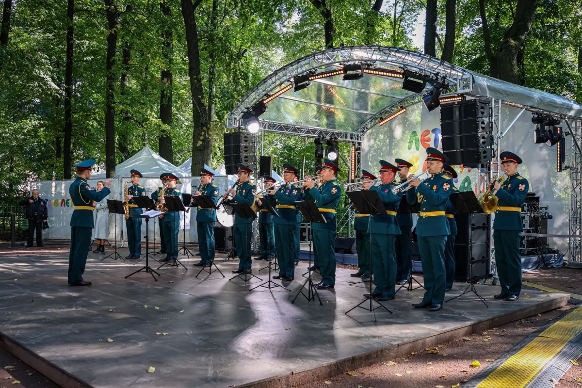 В Санкт-Петербурге в Летнем саду военный оркестр Северо-Западного округа Росгвардии выступил перед жителями и гостями города на масштабном осеннем празднике «Сад фонтанов» В Санкт-Петербурге в Летнем саду военный оркестр Северо-Западного округа Росгвардии выступил перед жителями и гостями города на масштабном осеннем празднике «Сад фонтанов»