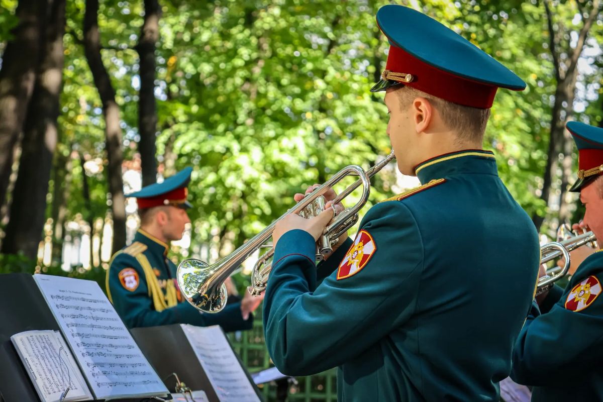 В Санкт-Петербурге в Летнем саду военный оркестр Северо-Западного округа Росгвардии выступил перед жителями и гостями города на масштабном осеннем празднике «Сад фонтанов» В Санкт-Петербурге в Летнем саду военный оркестр Северо-Западного округа Росгвардии выступил перед жителями и гостями города на масштабном осеннем празднике «Сад фонтанов»
