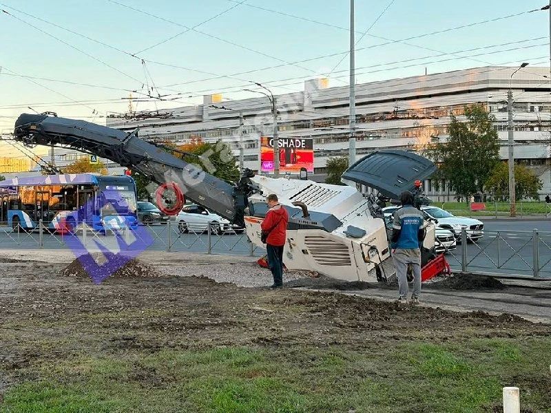 Дорожная фреза провалилась в яму на перекрёстке Ленинского проспекта и проспекта Маршала Жукова Дорожная фреза провалилась в яму на перекрёстке Ленинского проспекта и проспекта Маршала Жукова