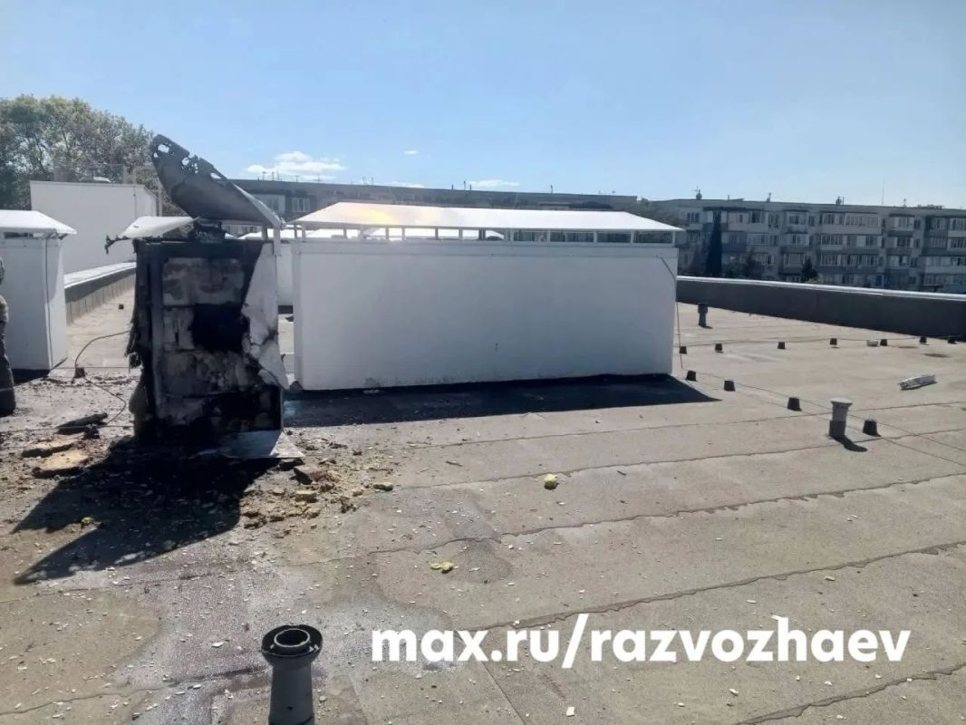 Юлия Витязева: Кадры крыши детского сада, поврежденной в результате атаки БПЛА Юлия Витязева: Кадры крыши детского сада, поврежденной в результате атаки БПЛА