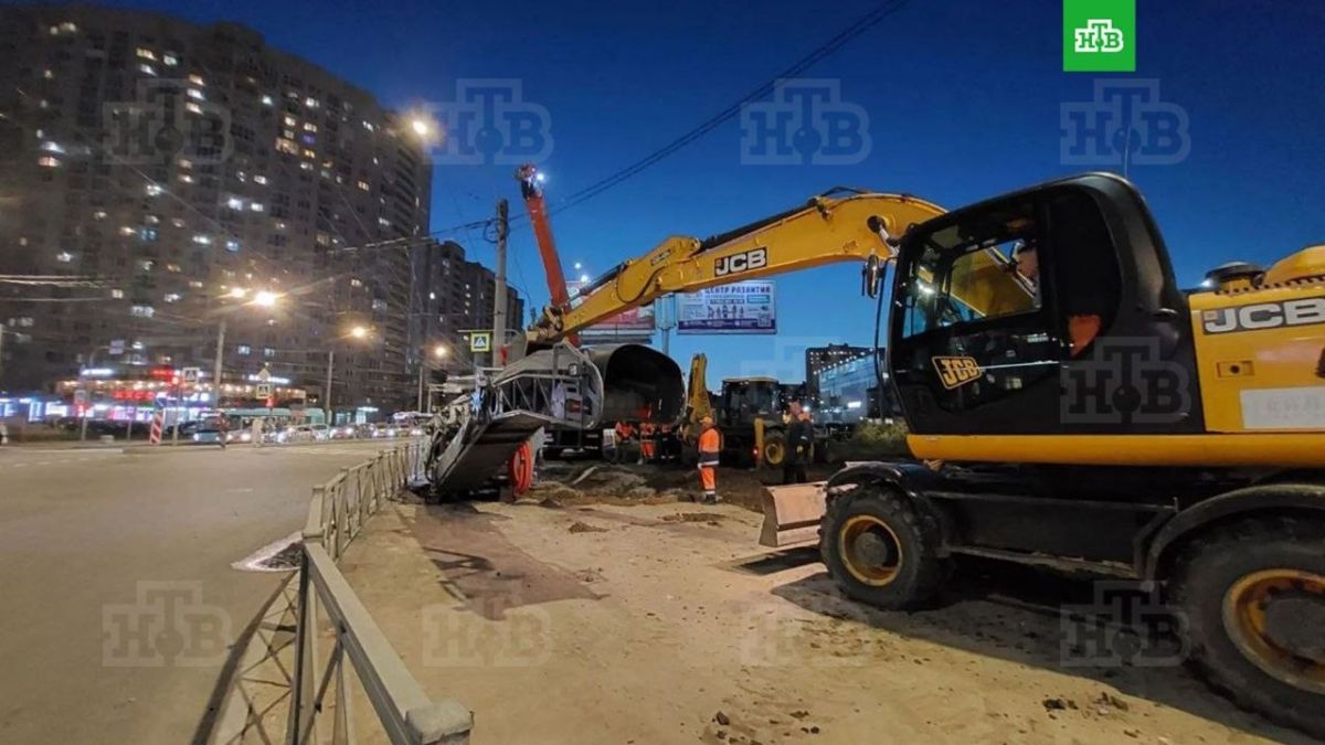 В АО «Теплосеть Санкт-Петербурга» объяснили, почему асфальтоукладчик провалился в яму на Ленинском проспекте, 100 В АО «Теплосеть Санкт-Петербурга» объяснили, почему асфальтоукладчик провалился в яму на Ленинском проспекте, 100