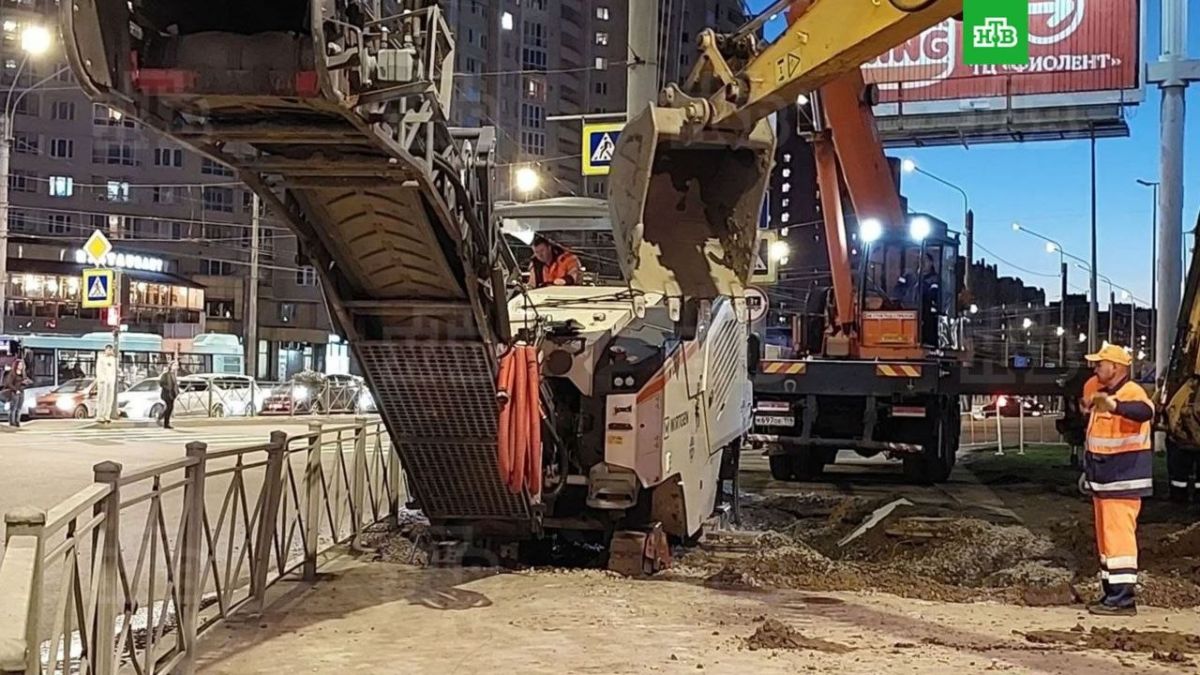 В АО «Теплосеть Санкт-Петербурга» объяснили, почему асфальтоукладчик провалился в яму на Ленинском проспекте, 100 В АО «Теплосеть Санкт-Петербурга» объяснили, почему асфальтоукладчик провалился в яму на Ленинском проспекте, 100