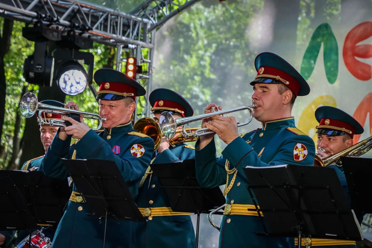 В Санкт-Петербурге в Летнем саду военный оркестр Северо-Западного округа Росгвардии выступил перед жителями и гостями города на масштабном осеннем празднике «Сад фонтанов» В Санкт-Петербурге в Летнем саду военный оркестр Северо-Западного округа Росгвардии выступил перед жителями и гостями города на масштабном осеннем празднике «Сад фонтанов»