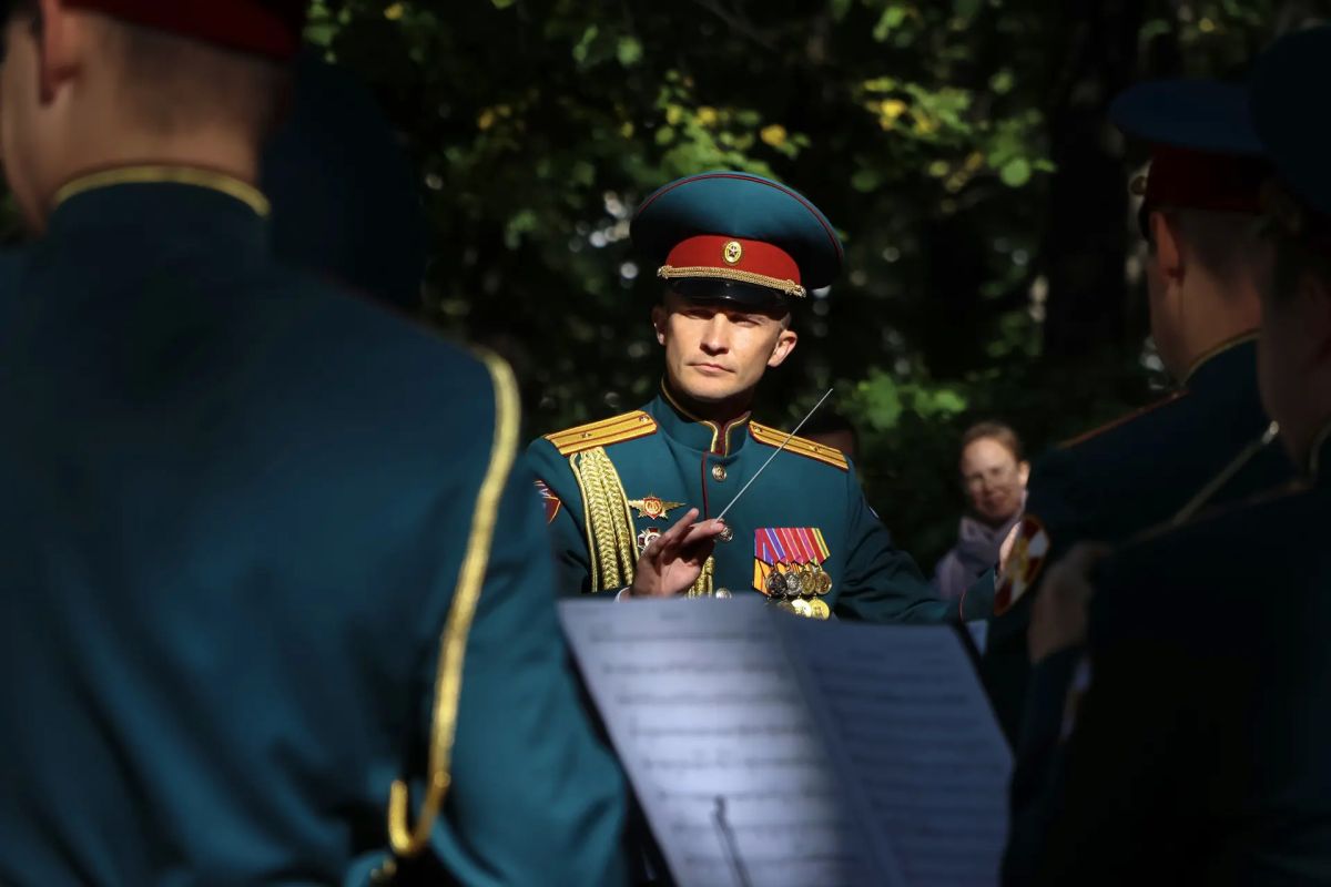 В Санкт-Петербурге в Летнем саду военный оркестр Северо-Западного округа Росгвардии выступил перед жителями и гостями города на масштабном осеннем празднике «Сад фонтанов» В Санкт-Петербурге в Летнем саду военный оркестр Северо-Западного округа Росгвардии выступил перед жителями и гостями города на масштабном осеннем празднике «Сад фонтанов»