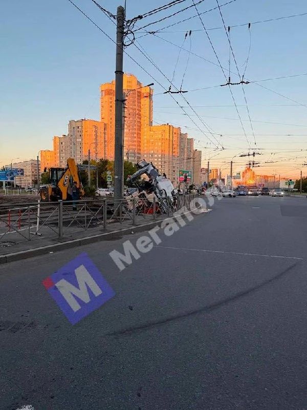 Дорожная фреза провалилась в яму на перекрёстке Ленинского проспекта и проспекта Маршала Жукова Дорожная фреза провалилась в яму на перекрёстке Ленинского проспекта и проспекта Маршала Жукова