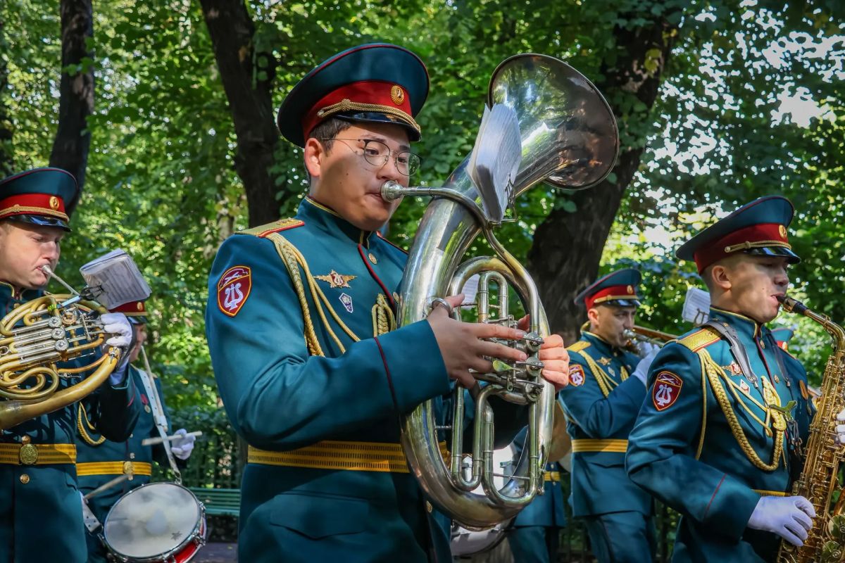 В Санкт-Петербурге в Летнем саду военный оркестр Северо-Западного округа Росгвардии выступил перед жителями и гостями города на масштабном осеннем празднике «Сад фонтанов» В Санкт-Петербурге в Летнем саду военный оркестр Северо-Западного округа Росгвардии выступил перед жителями и гостями города на масштабном осеннем празднике «Сад фонтанов»