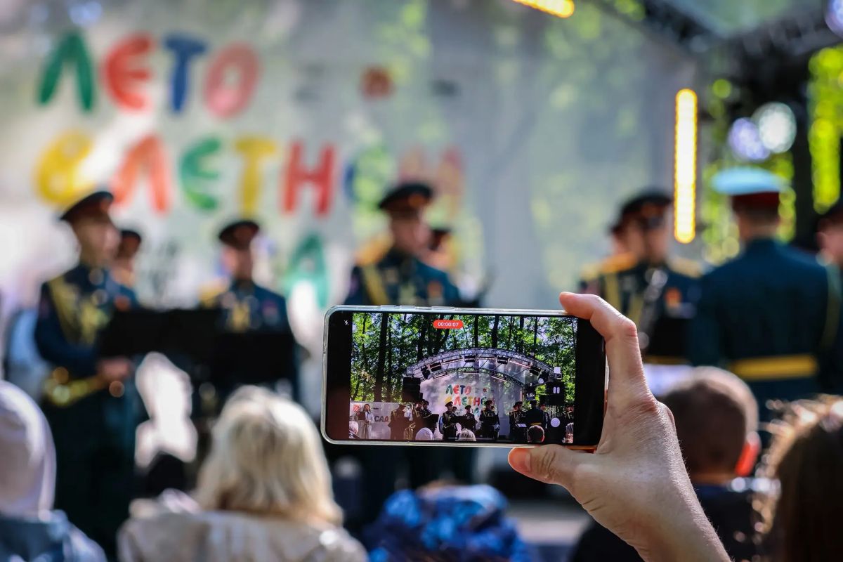 В Санкт-Петербурге в Летнем саду военный оркестр Северо-Западного округа Росгвардии выступил перед жителями и гостями города на масштабном осеннем празднике «Сад фонтанов» В Санкт-Петербурге в Летнем саду военный оркестр Северо-Западного округа Росгвардии выступил перед жителями и гостями города на масштабном осеннем празднике «Сад фонтанов»