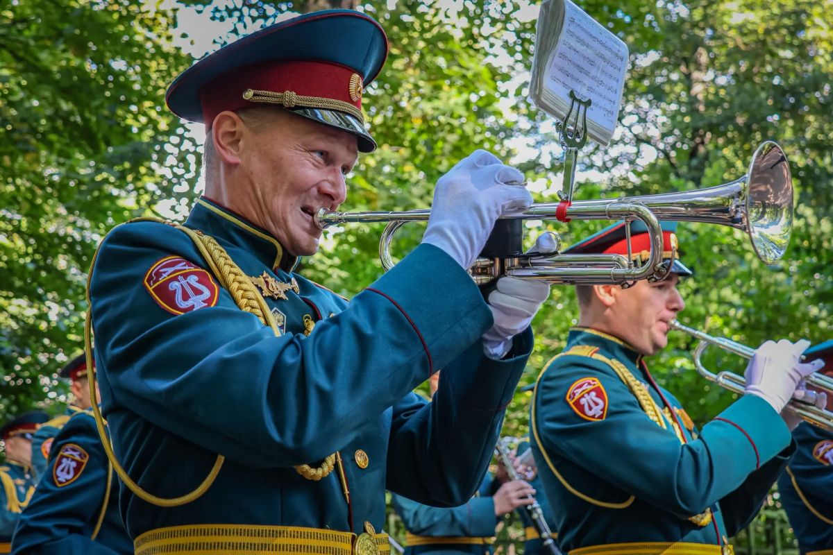 В Санкт-Петербурге в Летнем саду военный оркестр Северо-Западного округа Росгвардии выступил перед жителями и гостями города на масштабном осеннем празднике «Сад фонтанов» В Санкт-Петербурге в Летнем саду военный оркестр Северо-Западного округа Росгвардии выступил перед жителями и гостями города на масштабном осеннем празднике «Сад фонтанов»