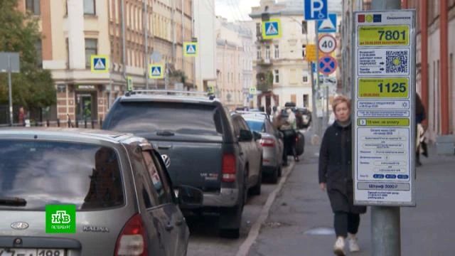 Штрафовать водителей, которые стоят в очереди на АЗС в зоне платной парковки не будут, заявили в комитете по транспорту