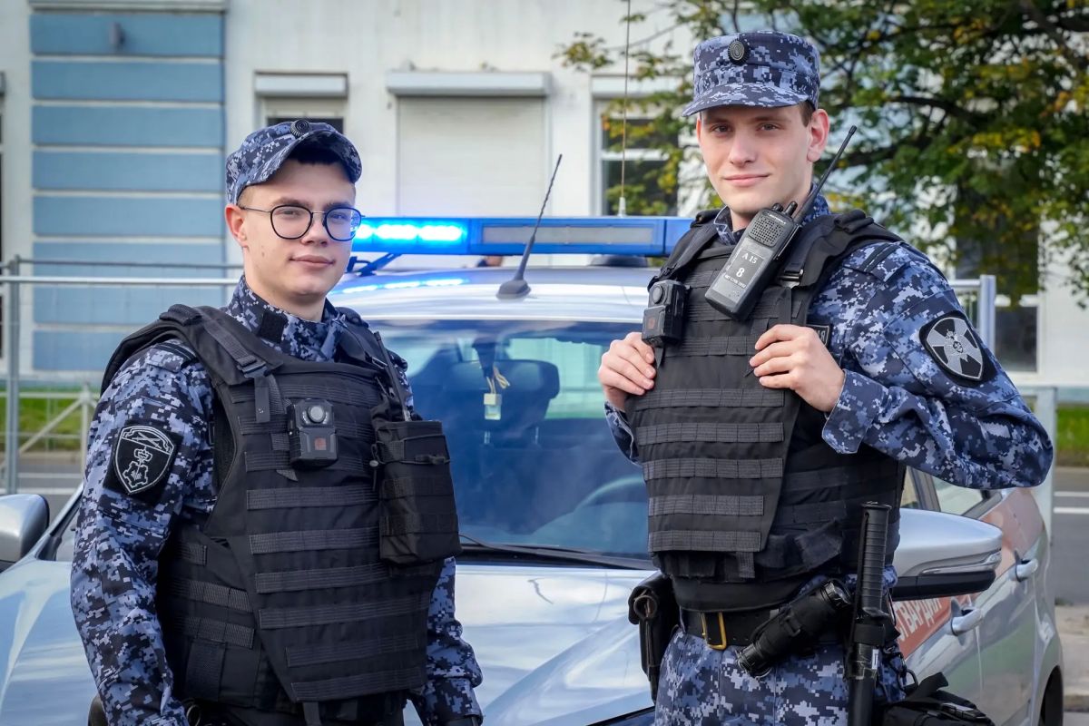 В эти минуты в Санкт-Петербурге на «СКА Арене» безопасность матча КХЛ между местным «СКА» и шанхайскими «Драконами» обеспечивают военнослужащие специального моторизованного Измайловского полка Северо-Западного округа... В эти минуты в Санкт-Петербурге на «СКА Арене» безопасность матча КХЛ между местным «СКА» и шанхайскими «Драконами» обеспечивают военнослужащие специального моторизованного Измайловского полка Северо-Западного округа...