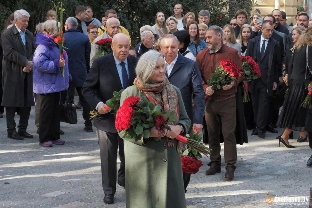 Памятник Кириллу Лаврову открыли в Ораниенбаумском саду Памятник Кириллу Лаврову открыли в Ораниенбаумском саду