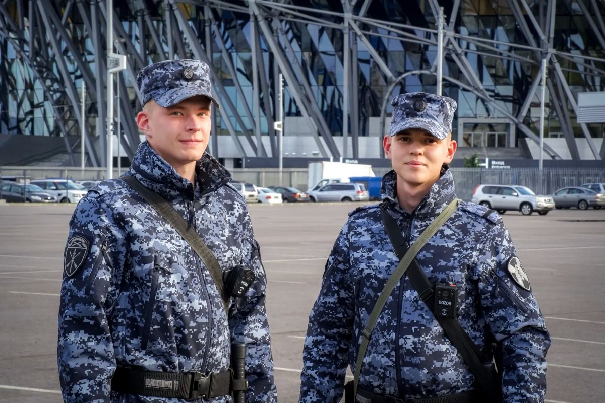 В эти минуты в Санкт-Петербурге на «СКА Арене» безопасность матча КХЛ между местным «СКА» и шанхайскими «Драконами» обеспечивают военнослужащие специального моторизованного Измайловского полка Северо-Западного округа... В эти минуты в Санкт-Петербурге на «СКА Арене» безопасность матча КХЛ между местным «СКА» и шанхайскими «Драконами» обеспечивают военнослужащие специального моторизованного Измайловского полка Северо-Западного округа...