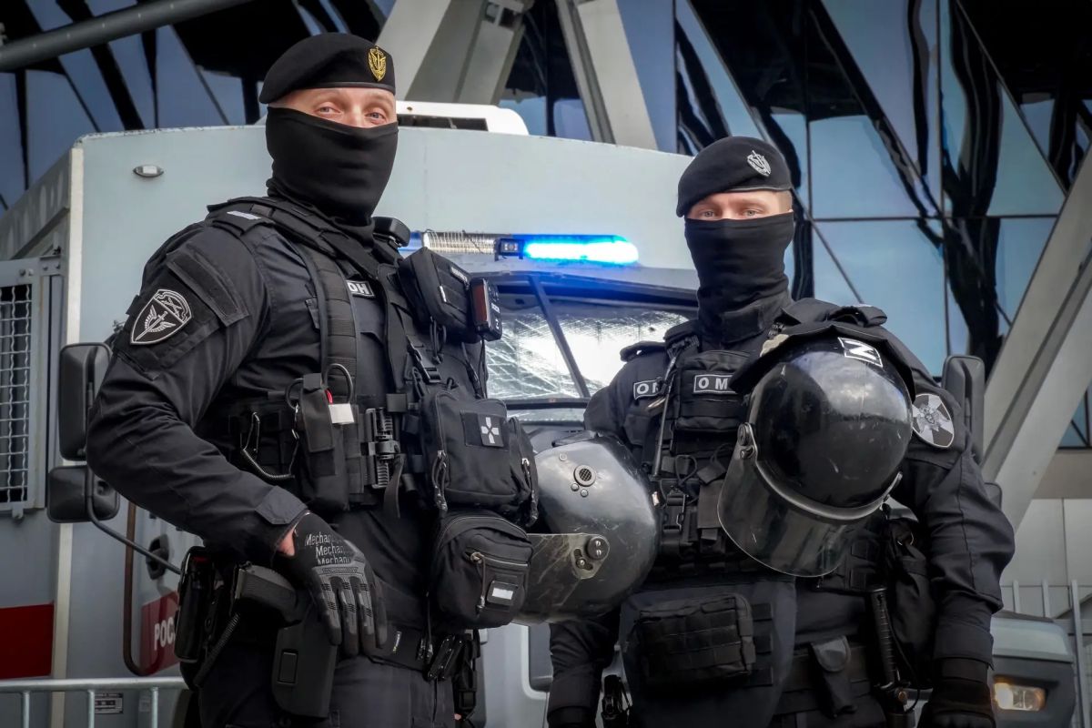В эти минуты в Санкт-Петербурге на «СКА Арене» безопасность матча КХЛ между местным «СКА» и шанхайскими «Драконами» обеспечивают военнослужащие специального моторизованного Измайловского полка Северо-Западного округа... В эти минуты в Санкт-Петербурге на «СКА Арене» безопасность матча КХЛ между местным «СКА» и шанхайскими «Драконами» обеспечивают военнослужащие специального моторизованного Измайловского полка Северо-Западного округа...