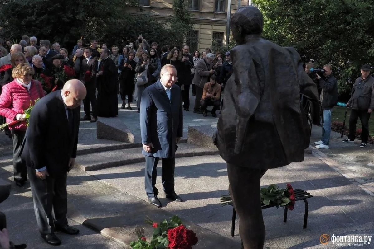 Памятник Кириллу Лаврову открыли в Ораниенбаумском саду Памятник Кириллу Лаврову открыли в Ораниенбаумском саду