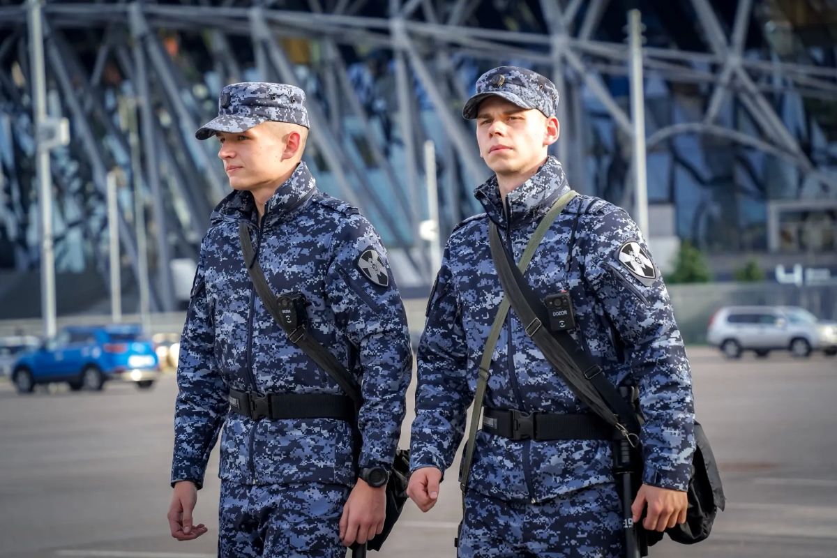 В эти минуты в Санкт-Петербурге на «СКА Арене» безопасность матча КХЛ между местным «СКА» и шанхайскими «Драконами» обеспечивают военнослужащие специального моторизованного Измайловского полка Северо-Западного округа... В эти минуты в Санкт-Петербурге на «СКА Арене» безопасность матча КХЛ между местным «СКА» и шанхайскими «Драконами» обеспечивают военнослужащие специального моторизованного Измайловского полка Северо-Западного округа...
