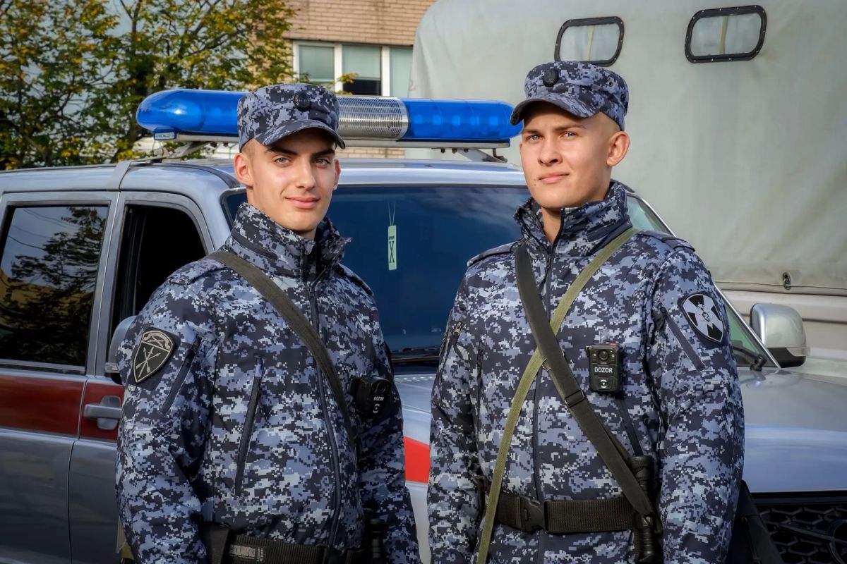 В эти минуты в Санкт-Петербурге на «СКА Арене» безопасность матча КХЛ между местным «СКА» и шанхайскими «Драконами» обеспечивают военнослужащие специального моторизованного Измайловского полка Северо-Западного округа... В эти минуты в Санкт-Петербурге на «СКА Арене» безопасность матча КХЛ между местным «СКА» и шанхайскими «Драконами» обеспечивают военнослужащие специального моторизованного Измайловского полка Северо-Западного округа...