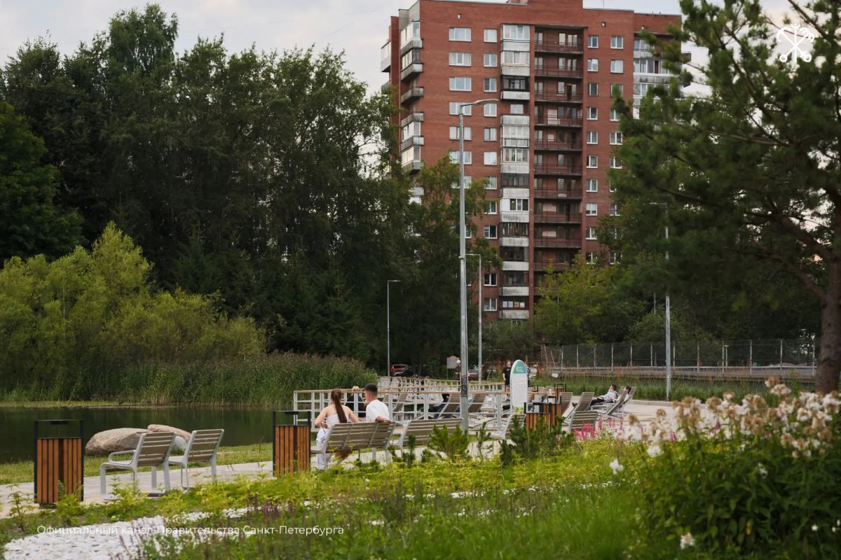 Сквер на Светлановском проспекте между Учительской улицей и проспектом Луначарского — одно из уютных общественных пространств Калининского района Сквер на Светлановском проспекте между Учительской улицей и проспектом Луначарского — одно из уютных общественных пространств Калининского района
