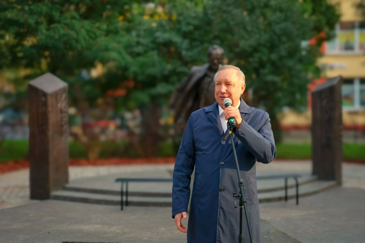 Александр Беглов: В Ораниенбаумском саду сегодня открыли памятник нашему выдающемуся земляку – народному артисту СССР, Герою Социалистического Труда Кириллу Лаврову Александр Беглов: В Ораниенбаумском саду сегодня открыли памятник нашему выдающемуся земляку – народному артисту СССР, Герою Социалистического Труда Кириллу Лаврову