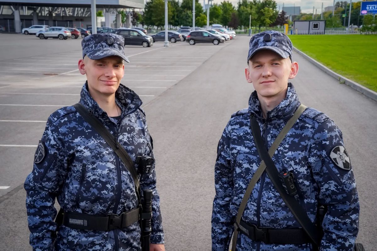 В эти минуты в Санкт-Петербурге на «СКА Арене» безопасность матча КХЛ между местным «СКА» и шанхайскими «Драконами» обеспечивают военнослужащие специального моторизованного Измайловского полка Северо-Западного округа... В эти минуты в Санкт-Петербурге на «СКА Арене» безопасность матча КХЛ между местным «СКА» и шанхайскими «Драконами» обеспечивают военнослужащие специального моторизованного Измайловского полка Северо-Западного округа...