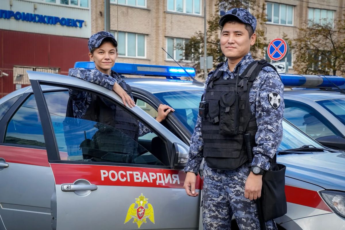 В эти минуты в Санкт-Петербурге на «СКА Арене» безопасность матча КХЛ между местным «СКА» и шанхайскими «Драконами» обеспечивают военнослужащие специального моторизованного Измайловского полка Северо-Западного округа... В эти минуты в Санкт-Петербурге на «СКА Арене» безопасность матча КХЛ между местным «СКА» и шанхайскими «Драконами» обеспечивают военнослужащие специального моторизованного Измайловского полка Северо-Западного округа...