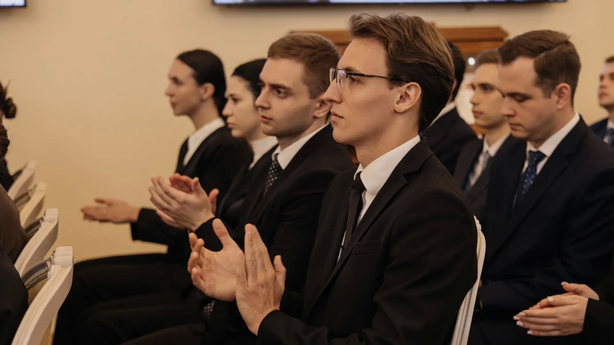 Молодые специалисты органов прокуратуры города принесли присягу Молодые специалисты органов прокуратуры города принесли присягу