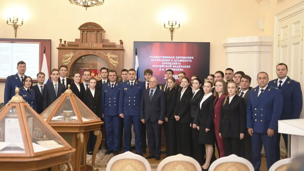 Прокурор г. Санкт-Петербурга подчеркнул, что деятельность надзорного ведомства направлена на защиту законных интересов государства и общества, прав граждан Прокурор г. Санкт-Петербурга подчеркнул, что деятельность надзорного ведомства направлена на защиту законных интересов государства и общества, прав граждан