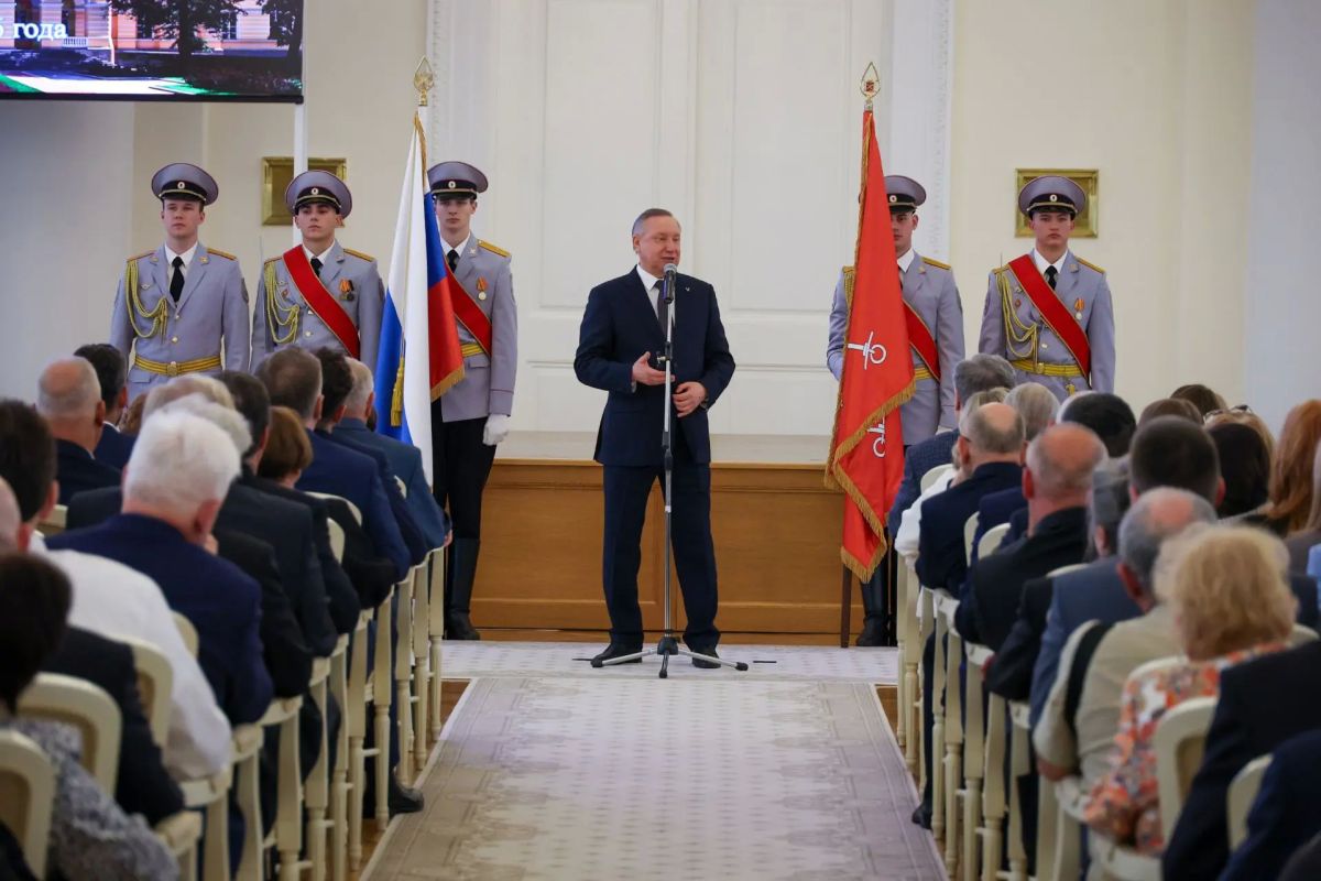 Губернатор Северной столицы вручил государственные награды и поощрения Президента России выдающимся петербуржцам Губернатор Северной столицы вручил государственные награды и поощрения Президента России выдающимся петербуржцам