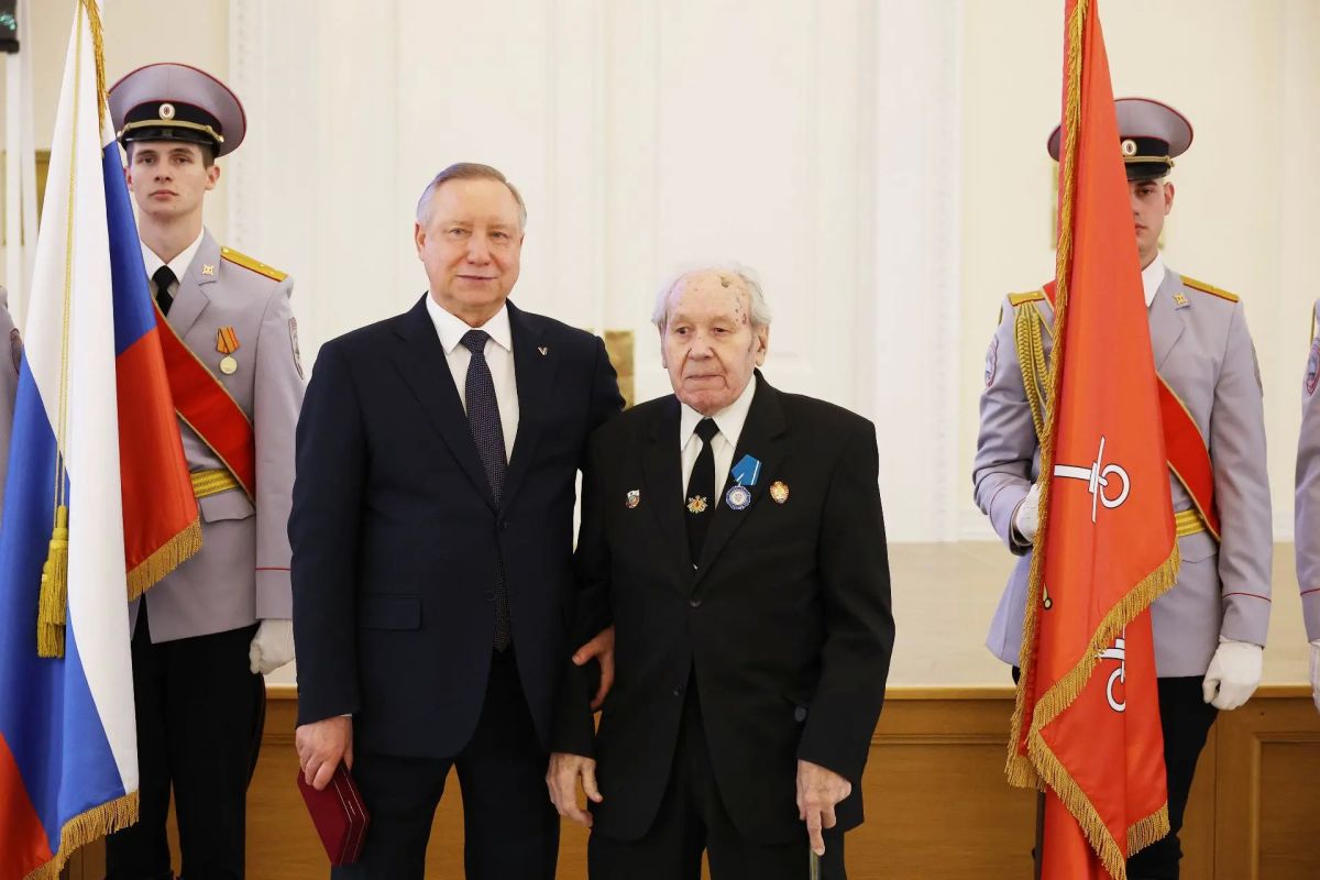 Губернатор Северной столицы вручил государственные награды и поощрения Президента России выдающимся петербуржцам Губернатор Северной столицы вручил государственные награды и поощрения Президента России выдающимся петербуржцам
