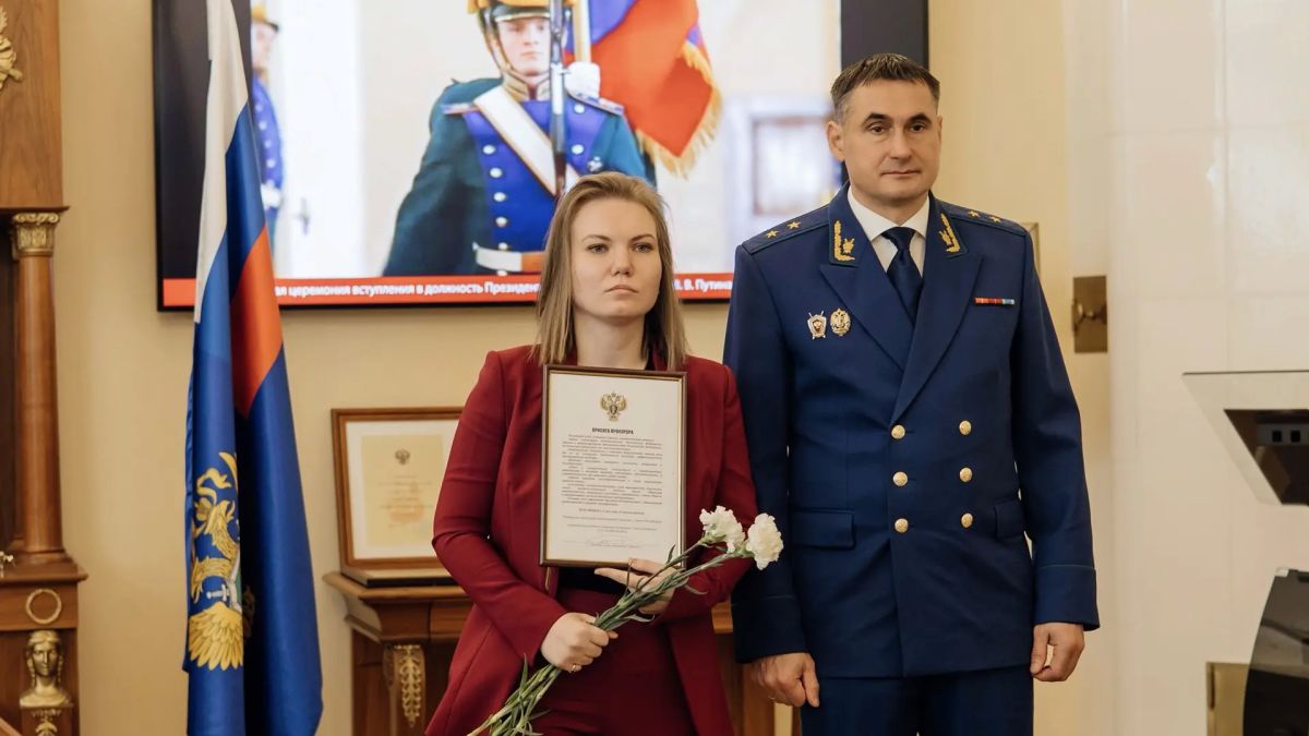 Прокурор г. Санкт-Петербурга подчеркнул, что деятельность надзорного ведомства направлена на защиту законных интересов государства и общества, прав граждан Прокурор г. Санкт-Петербурга подчеркнул, что деятельность надзорного ведомства направлена на защиту законных интересов государства и общества, прав граждан