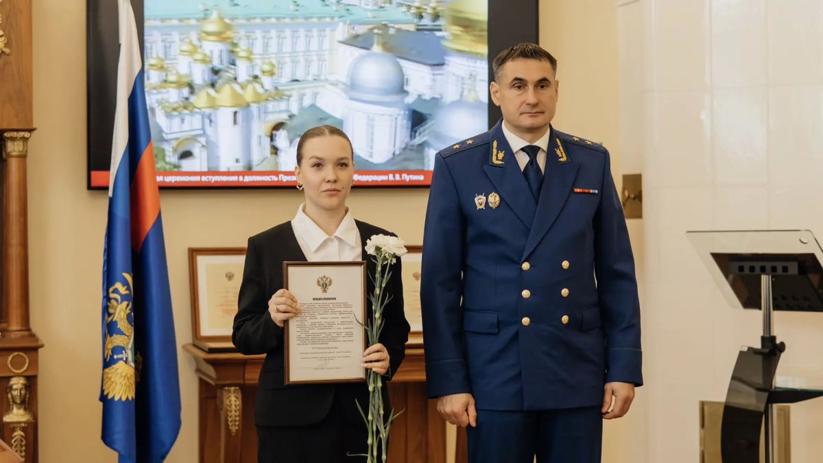 Молодые специалисты органов прокуратуры города принесли присягу Молодые специалисты органов прокуратуры города принесли присягу