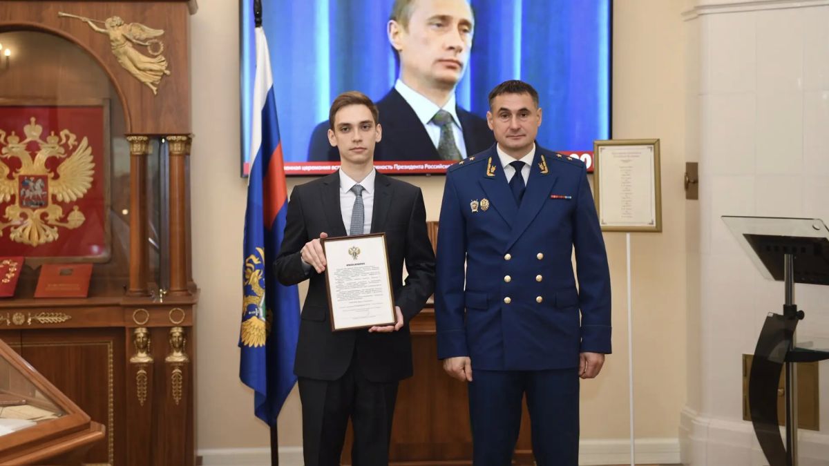 Прокурор г. Санкт-Петербурга подчеркнул, что деятельность надзорного ведомства направлена на защиту законных интересов государства и общества, прав граждан Прокурор г. Санкт-Петербурга подчеркнул, что деятельность надзорного ведомства направлена на защиту законных интересов государства и общества, прав граждан