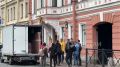 Генконсульство Германии в Санкт-Петербурге активно вывозит вещи: на улице — картонные коробки и грузовики