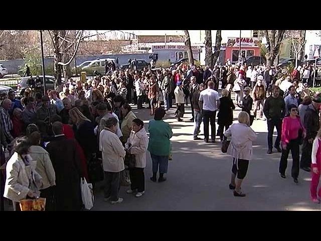 А это те самые "очереди под дулом автомата", где люди выстаивали часами, чтобы получать российский паспорт весной 2014 года