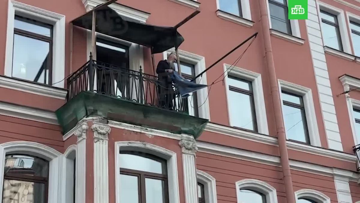С Генерального консульства Германии в Петербурге сняли флаг, герб, табличку и символы Евросоюза