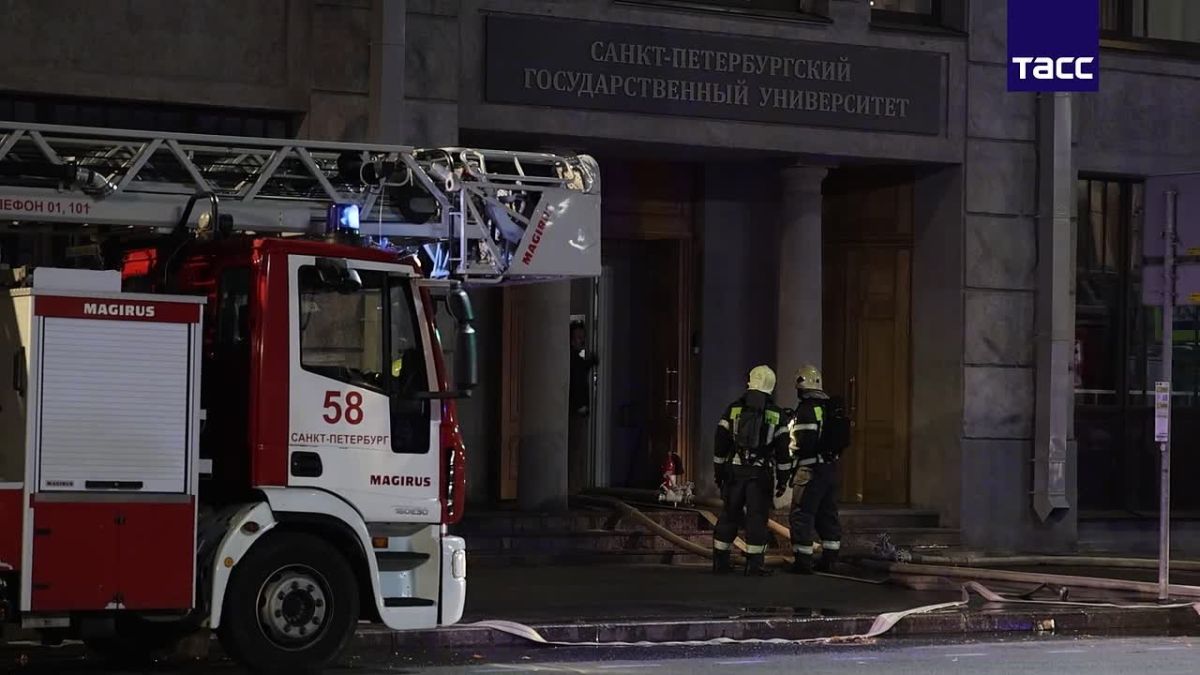 В Петербурге загорелась кровля реконструируемого здания на Васильевском острове