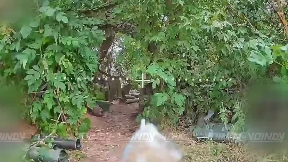 Противник с помощью ИИ перекрасил наше видео с российским флагом в Орехове на украинский флаг и выдал за свое