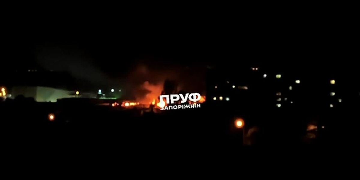 В результате ударов дронов в Запорожье горит очередной торговый центр