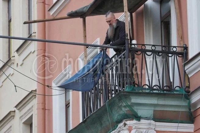 Флаги официально спустили со здания генконсульства Германии в Петербурге Флаги официально спустили со здания генконсульства Германии в Петербурге