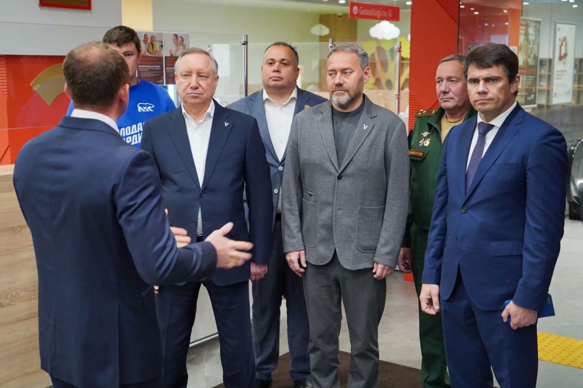 Александр Беглов: В МФЦ Василеостровского района изучили в действии новый проект «Цифровые консультанты СанктПетербурга»