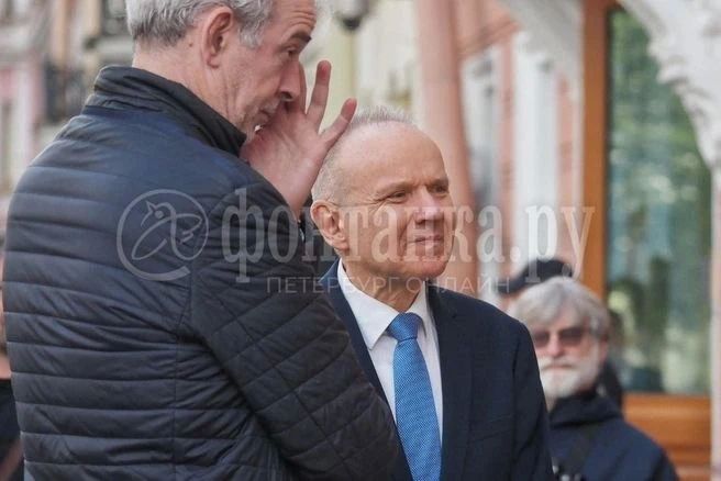 Флаги официально спустили со здания генконсульства Германии в Петербурге Флаги официально спустили со здания генконсульства Германии в Петербурге