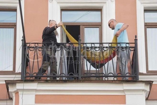 Флаги официально спустили со здания генконсульства Германии в Петербурге Флаги официально спустили со здания генконсульства Германии в Петербурге