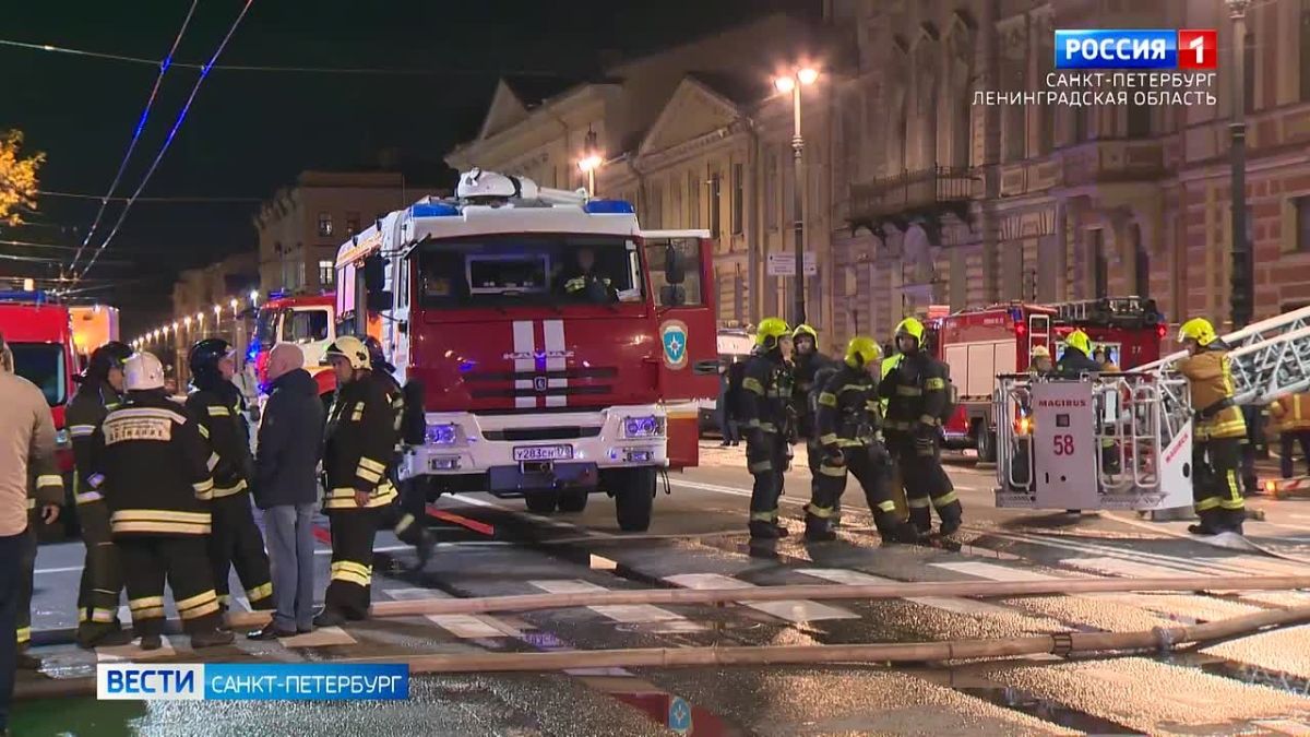На Васильевском острове тушили пожар во флигеле доходного дома фон Нидермиллера