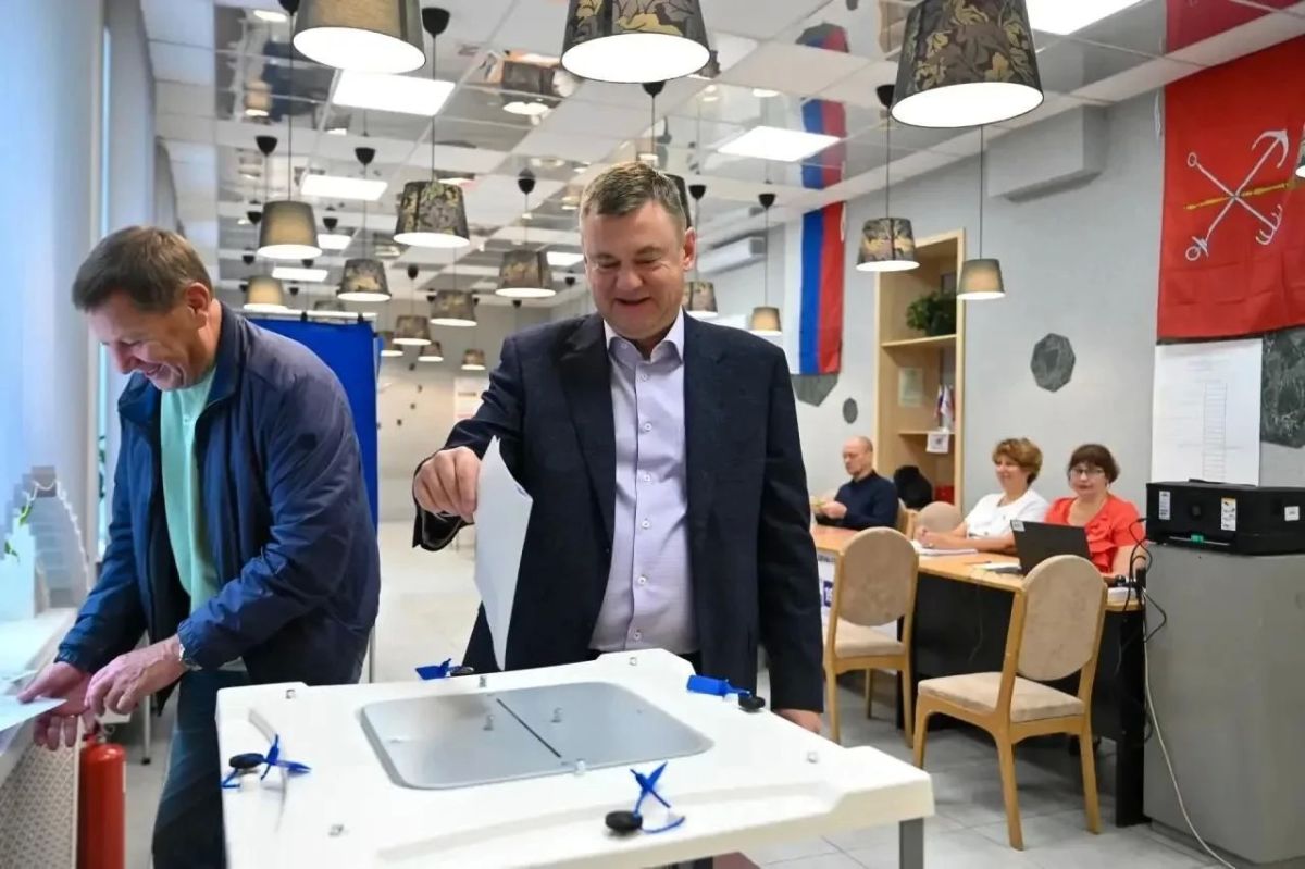 Первые лица Петербурга проголосовали на выборах в Госдуму Первые лица Петербурга проголосовали на выборах в Госдуму