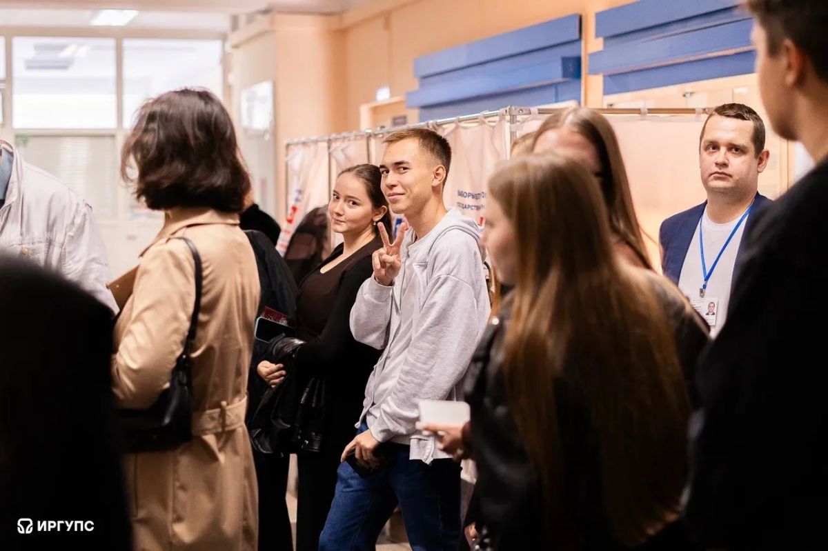 Росжелдор голосует!. Руководитель Федерального агентства железнодорожного транспорта Александр Сахаров проголосовал очно на одном из избирательных участков в Москве Росжелдор голосует!. Руководитель Федерального агентства железнодорожного транспорта Александр Сахаров проголосовал очно на одном из избирательных участков в Москве