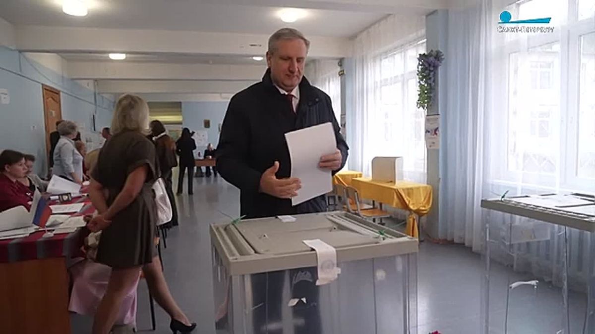 Председатель Санкт-Петербургской избирательной комиссии Максим Мейксин одним из первых принял участие в голосовании