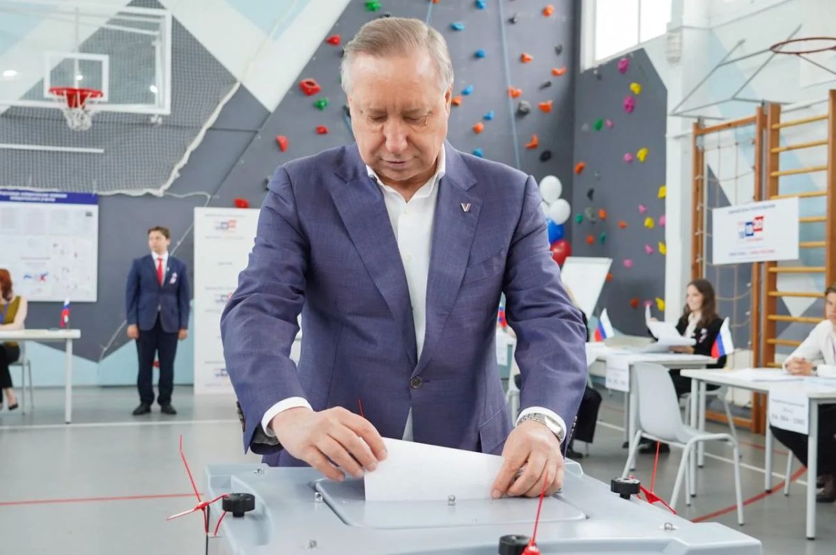 Губернатор Санкт-Петербурга Александр Беглов проголосовал на выборах депутатов ГД и заксобрания города, передает корреспондент ТАСС