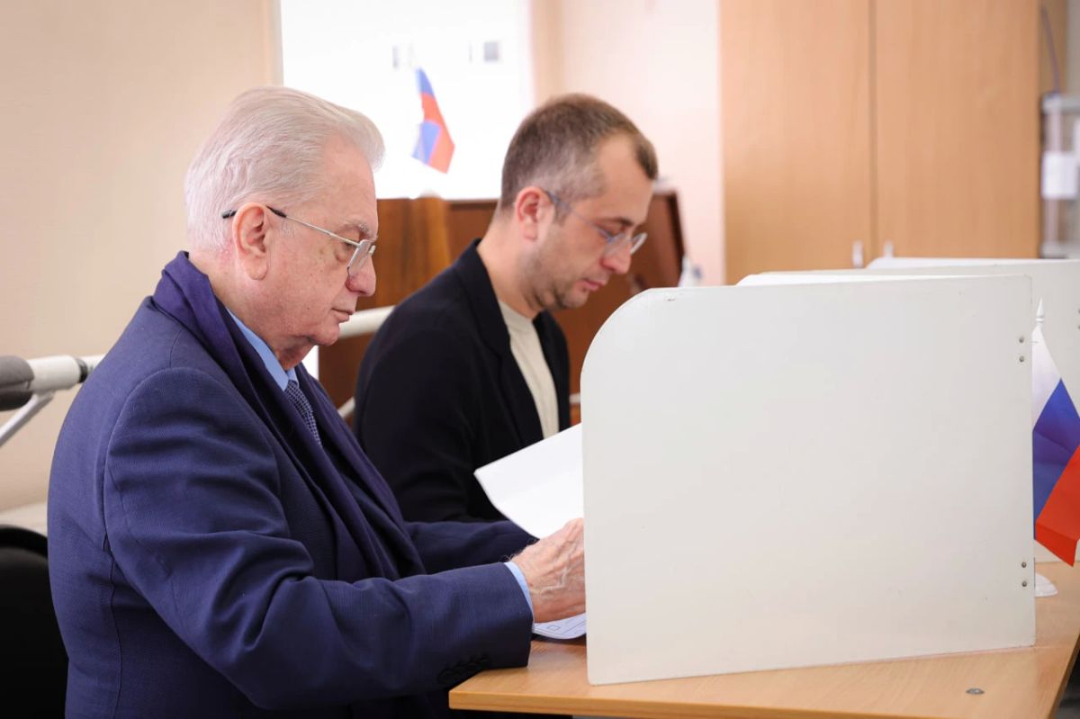 Сегодня всей семьей пришли на избирательный участок, чтобы проголосовать на выборах депутатов Госдумы и петербургского Заксобрания Сегодня всей семьей пришли на избирательный участок, чтобы проголосовать на выборах депутатов Госдумы и петербургского Заксобрания