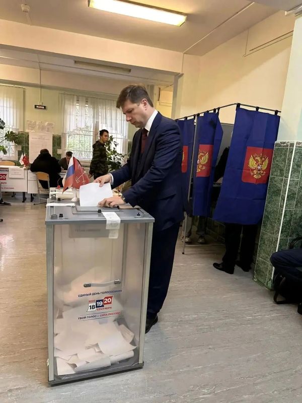 Первые лица Петербурга проголосовали на выборах в Госдуму Первые лица Петербурга проголосовали на выборах в Госдуму